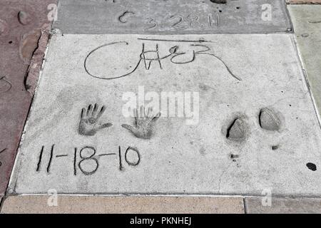 LOS ANGELES, Stati Uniti d'America - Aprile 5, 2014: Cher stampe a mano nella parte anteriore di TCL Chinese Theatre di Hollywood. Ex Grauman's Chinese Theater presenta una collezione di Foto Stock