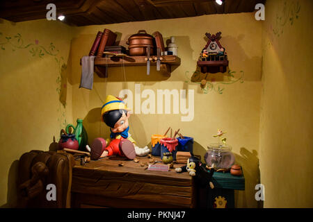 Geppetto's house con Pinocchio sulla tavola in configurazione Disneystore situato a Shibuya, Tokyo Foto Stock