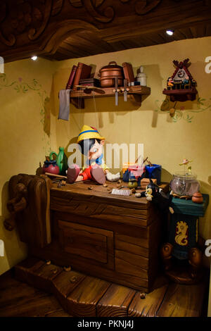 Geppetto's house con Pinocchio sulla tavola in configurazione Disneystore situato a Shibuya, Tokyo Foto Stock