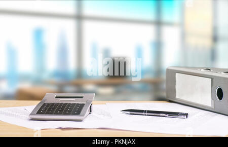 Ufficio con vista panoramica sulla città e una scrivania con documenti in primo piano Foto Stock