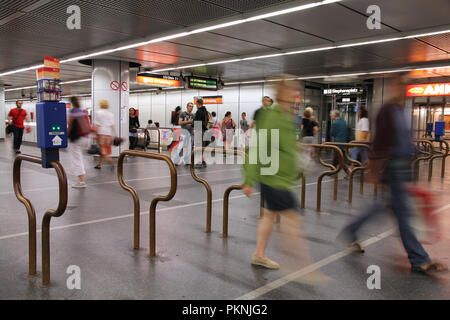 VIENNA - 5 settembre: La stazione della metropolitana e le macchine del biglietto il 5 settembre 2011 a Vienna. Con 534m di passeggeri annuali (2010), Vienna. U-Bahn è ventesimo la Foto Stock