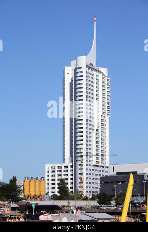 VIENNA - 6 settembre: Hochhaus Neue Donau costruire il 6 settembre 2011 a Vienna. L'edificio progettato da Harry Seidler era finito nel 2002, è di 150 Foto Stock