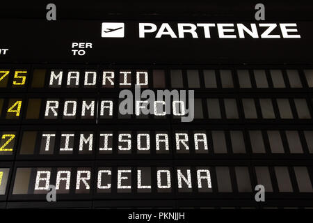 Pianificazione di partenza in un aeroporto in Italia. Voli a Madrid, Roma, Timisoara e Barcellona. Foto Stock