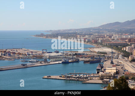 Malaga in Andalusia, Spagna. Vista aerea del porto e della città. Foto Stock