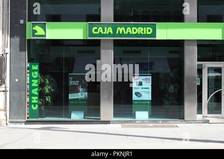 SEVILLA - 12 ottobre: Caja Madrid filiale di banca il 12 ottobre 2010 a Siviglia, Spagna. Caja Madrid è la più antica spagnola banca di risparmio con 15,279 impiegare Foto Stock