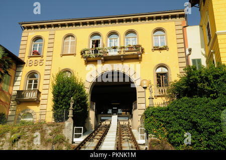 Italia, Piemonte, Biella, guardando verso l'alto dalla stazione della funicolare . Foto Stock