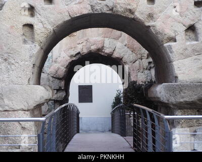 Antico arco di pietra, Aosta, Italia Foto Stock