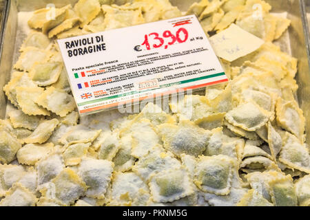 Tradizionale piatto ligure, fresche fatte in casa ravioli di borragine in un mercato di Ventimiglia con un cartellino del prezzo Foto Stock