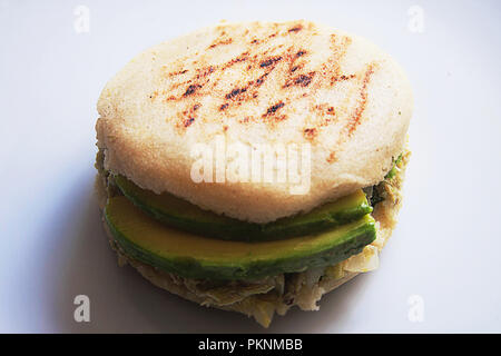 Arepas venezuelane. Qui in casa Arepas venezuelane vicino. Reina Pepiada. Avocado e pollo Arepa. Foto Stock