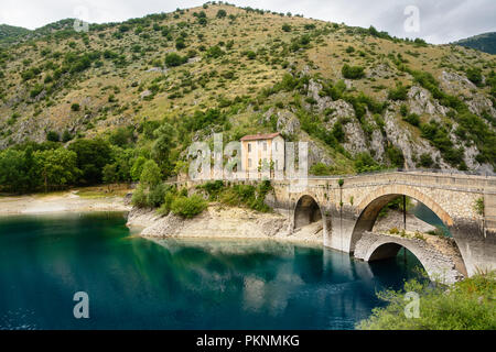 Ponte sopra il lago di San Domenico nelle gole del Sagittario (Italia) Foto Stock