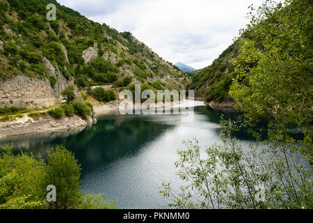 Il lago di San Domenico nelle gole del Sagittario (Italia) Foto Stock