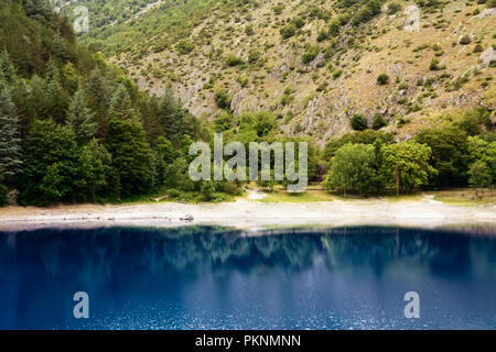 Riflessi nel lago di San Domenico nelle gole del Sagittario (Italia) Foto Stock