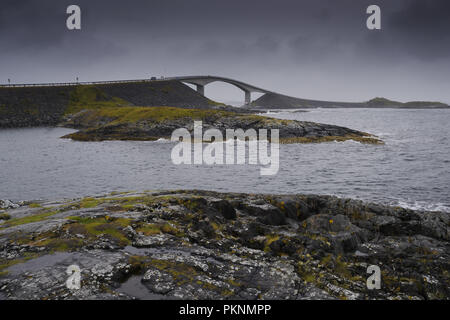 Storseisundet ponte su un nuvoloso, giorno piovoso. Atlantic Road, Averoy, Atlantico settentrionale, Norvegia Foto Stock