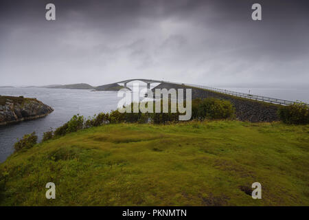 Storseisundet ponte su un nuvoloso, giorno piovoso. Atlantic Road, Averoy, Atlantico settentrionale, Norvegia Foto Stock