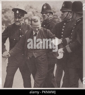 Irlandese George Andrew Campbell McMahon noto anche come Girolamo Bannigan essendo arrestato dalla polizia il Constitution Hill durante il trooping il colore cerimonia tenutasi il 16 luglio 1936 in cui egli ha richiamato un revolver e si gettò al King Edward VIII come ha guidato in passato. Egli è stato condannato a dodici mesi di reclusione e il duro lavoro del 14 settembre 1936. Egli ha detto che stava protestando il fallimento delle autorità per rispondere a McMahon le relazioni di un complotto per uccidere il re. Egli ha inoltre affermato di aver lavorato con i servizi di sicurezza. Foto Stock