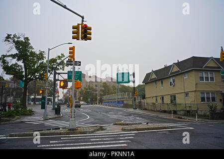 Luce di traffico su 69Street e 37th Avenue a Jackson Heights, dove ogni giorno, mattino, latino giorno operai si radunano in attesa di essere assunti. Foto Stock