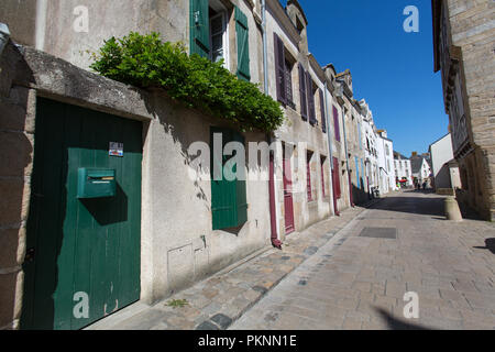 Le Croisic, Francia. Il pittoresco street view di abitazioni residenziali in Le Croisic di Rue de l'Église. Foto Stock