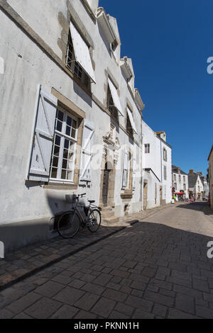 Le Croisic, Francia. Il pittoresco street view di abitazioni residenziali in Le Croisic di Rue de l'Église. Foto Stock