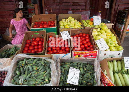 Vegetali in stallo il mercato Obor a Bucarest, Romania Foto Stock