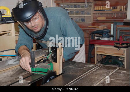 Falegnameria, falegname lavora su un tablesaw con dado Foto Stock