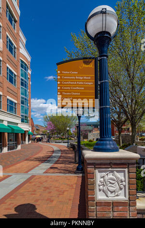 Frederick, MD, Stati Uniti d'America - 26 Aprile 2015: Segni al Carroll Creek Promenade Creekside floodplain lo sviluppo che offre sentieri di mattoni, fontane Foto Stock