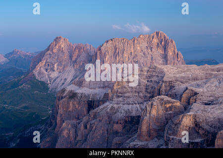 Il Sassolungo e il Sella si raggruppano alla luce del mattino. Le Dolomiti. Alpi Italiane. Europa. Foto Stock