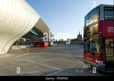 Il nuovo film di scarto alla stazione degli autobus, parte del cuore di Slough progetto di rigenerazione 30/09/2011 ©Stan Kujawa stan.pix@virgin.net Foto Stock