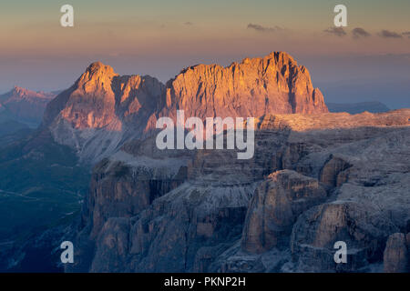 Alpenglow all'alba sui gruppi montuosi del Sassolungo e del Sella. Le Dolomiti Gardena. Alpi Italiane. Europa. Foto Stock