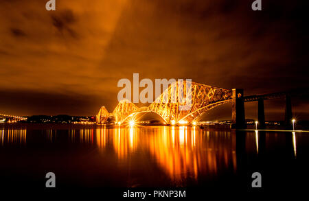 Forth Bridge di notte, Edimburgo Foto Stock