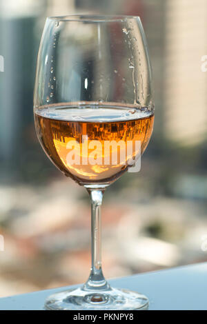 Rinfrescante vino rosa in un bicchiere. Foto Stock