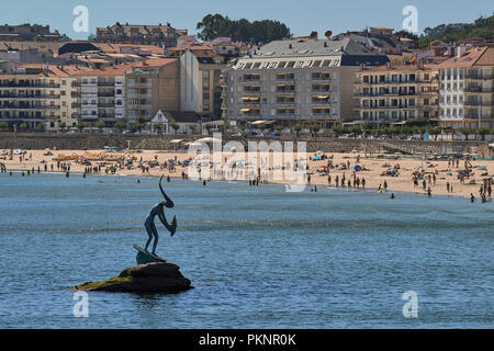 Spiaggia di Silgar e Madama la scultura, opera donata dallo scultore Alfonso Vilar nel villaggio di Sanxenxo, Galizia, Spagna Foto Stock