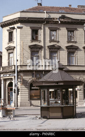 Il 15 marzo 1993 durante l'assedio di Sarajevo: una cabina danneggiata ed edifici segnato con bullet e shrapnel fori su 'Sniper Alley". Foto Stock