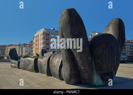 Plaza del Mar, con la sua grande Atlante, 14 metri di lunghezza nella città di Sanxenxo, Pontevedra, Galizia, Spagna, Europa Foto Stock