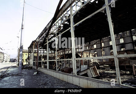 Il 15 marzo 1993 durante l'assedio di Sarajevo: un bruciato negozio o showroom nella dilaniata dalla guerra del centro della città, sulla strada Hiseta. Foto Stock