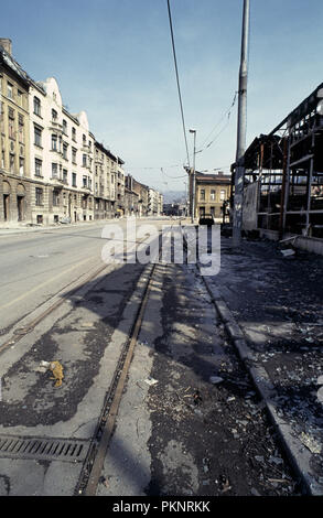 Il 15 marzo 1993 durante l'assedio di Sarajevo: il dilaniato dalla guerra e dal centro città, guardando verso est lungo Hiseta Street. Foto Stock