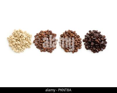 Raw, leggero, medio e dark roast i chicchi di caffè. Foto Stock