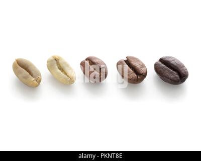 Raw, leggero, medio e dark roast i chicchi di caffè. Foto Stock