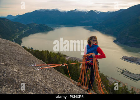 Sport arrampicata il capo a Squamish, British Columbia. Foto Stock