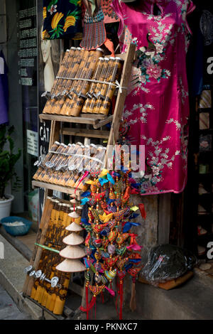 Un negozio di souvenir che vende il bambù pipe come le cose per i turisti in Hanoi Old Quarter, Vietnam Foto Stock