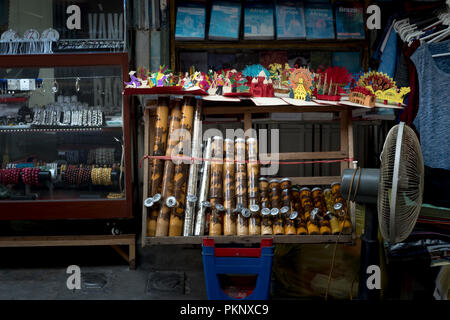 Un negozio di souvenir che vende il bambù pipe come le cose per i turisti in Hanoi Old Quarter, Vietnam Foto Stock
