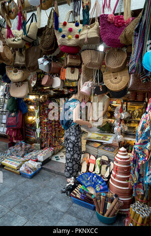 Un negozio di souvenir che vende il bambù pipe come le cose per i turisti in Hanoi Old Quarter, Vietnam Foto Stock