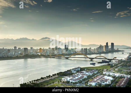 Paesaggio di Da Nang, Vietnam. Da Nang è una città costiera in Vietnam centrale conosciuta per le sue spiagge di sabbia e di storia. È la quarta città più grande di V Foto Stock