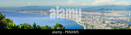 Paesaggio di Da Nang, Vietnam. Da Nang è una città costiera in Vietnam centrale conosciuta per le sue spiagge di sabbia e di storia. È la quarta città più grande di V Foto Stock