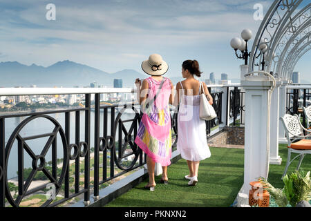 Due femmina turisti guardano la scena Da Nang città dall'alto. Danang è la quarta città più grande del Vietnam centrale attrae molti turisti Foto Stock