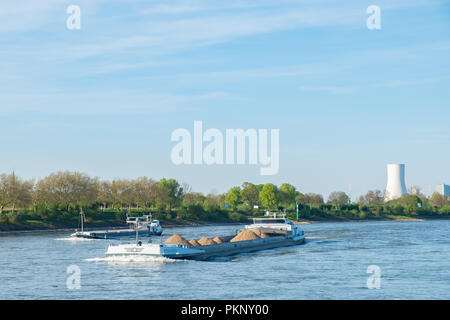 Una chiatta riempito con un carico di sabbia si sposta lungo il fiume Reno in Germania. Foto Stock