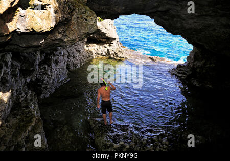 Lo snorkeling in grotta, Indian Head Cove, Georgian Bay, il Lago Huron, Canada Foto Stock