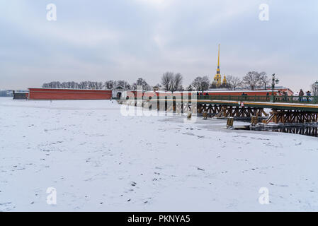 San Pietroburgo. Russia - 12 Gennaio 2018: Ioannovsky Bridge e il bastione della Fortezza di Pietro e Paolo in inverno Foto Stock