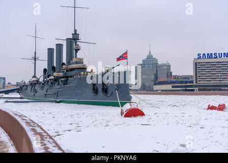 San Pietroburgo. Russia - 12 Gennaio 2018: incrociatore Aurora nave storica congelati fiume Neva in inverno Foto Stock