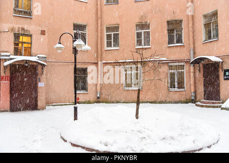 Saint Petersburg, Russia - 22 Gennaio 2018: Cortile-bene con struttura in metallo in nevicata Foto Stock