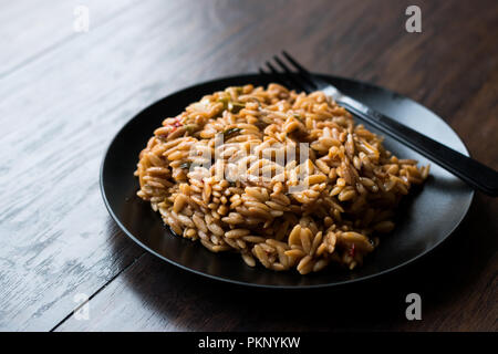 Stile turco cucinato Pasta Orzo nella piastra nera / Pilav o Pilaf. Alimenti biologici. Foto Stock